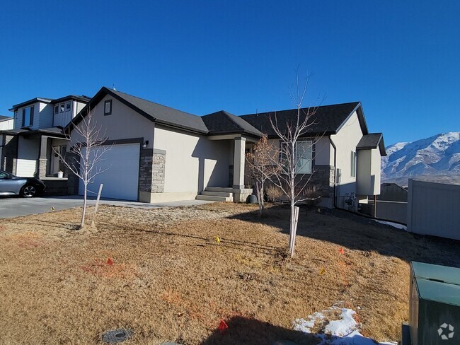 Building Photo - Charming Upper level 3 Bedroom Home Unit Upstairs