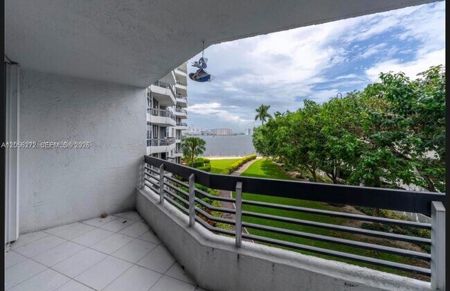 19101 Mystic Pointe Dr Unit 304
