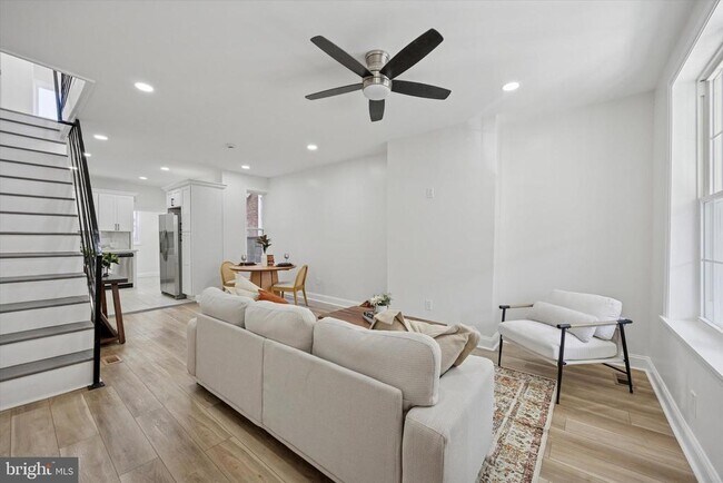 Building Photo - 1526 N Hollywood St