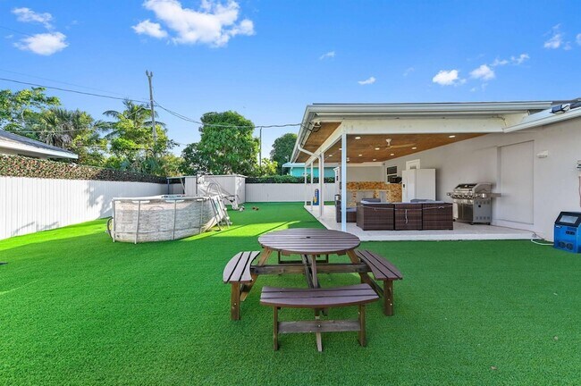 Photo - 2128 Dock St