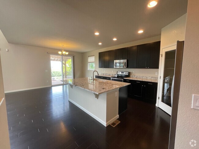 Building Photo - Luxurious 3 Bedroom 2.5 Bathroom House in ...