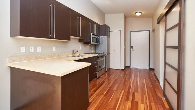 Kitchen with Stainless Steel Appliances - Moda
