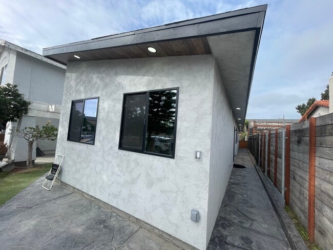 1542 Loma Ln