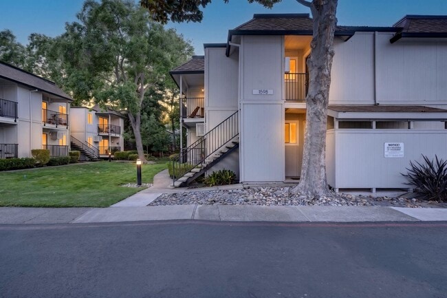 Building Photo - Beautifully Updated 2BR Condo with New Appliances & Community Pool Unit 11