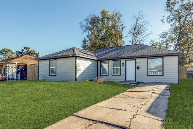 Photo - 5874 Belcrest St