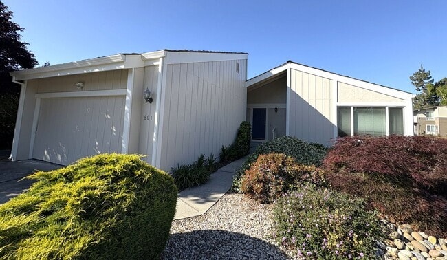 Building Photo - Charming Updated 2-Bedroom Home in Prime L...