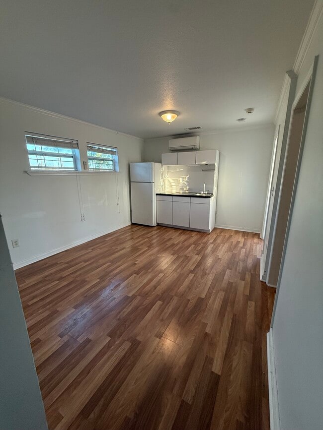 Photo - 5D 10th Ave