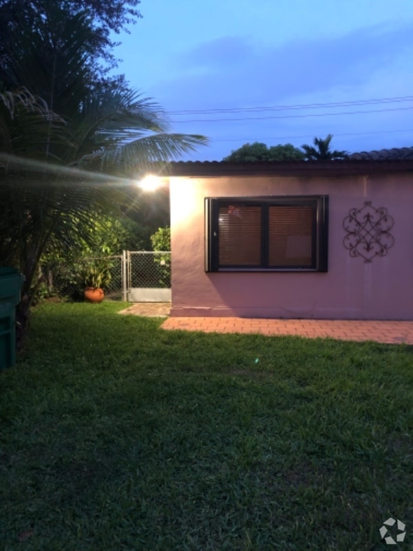 Building Photo - 1715 SW 67th Ct Rental