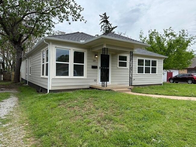 Building Photo - 1213 W Walker St Rental