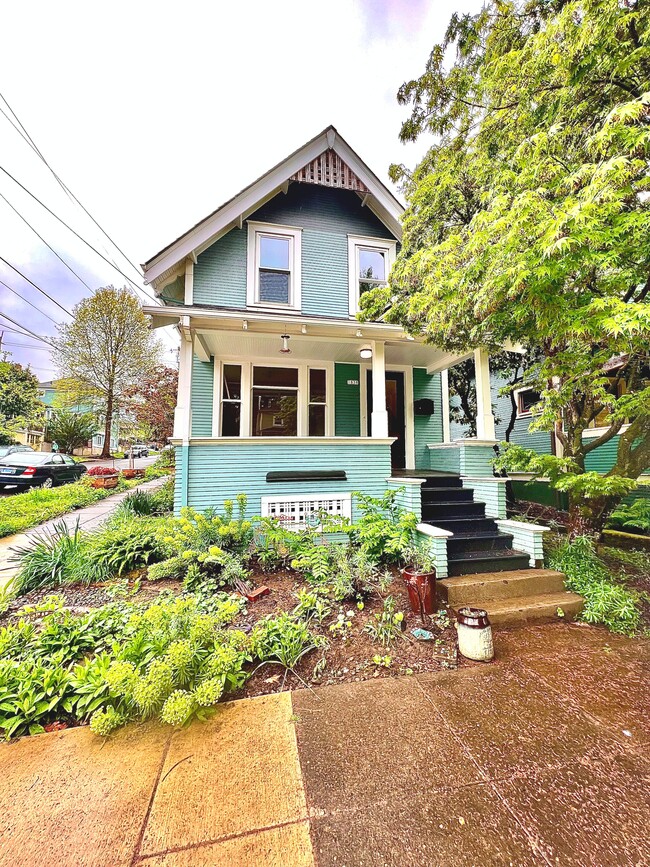 Building Photo - 1838 SE Oak St Unit B