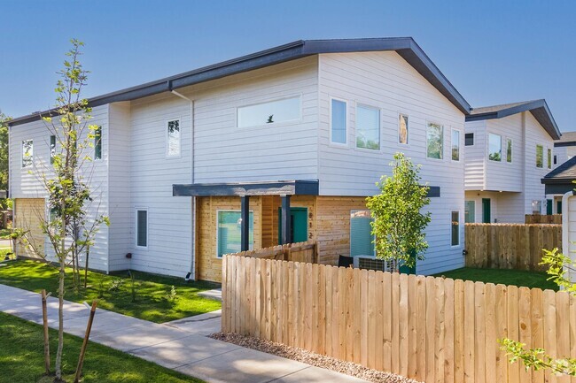 Building Photo - 4bd Rental Duplex! Private Yard, Garage, C...