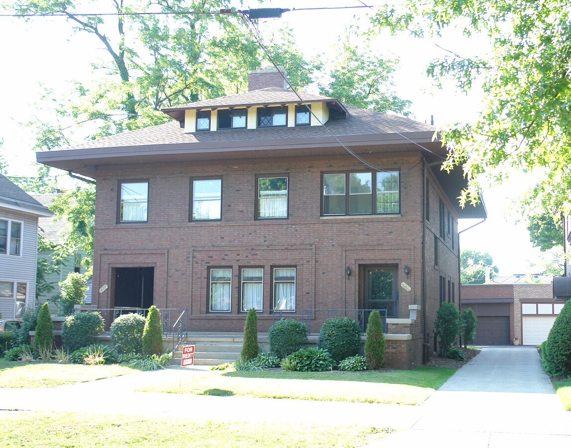 Photo - 456-458 W 10th St