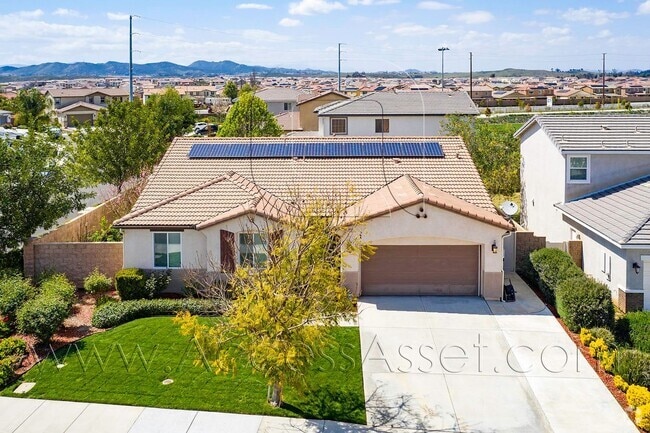 Building Photo - Stunning 3 Bed/2.5 Bath Home In Highly Des...