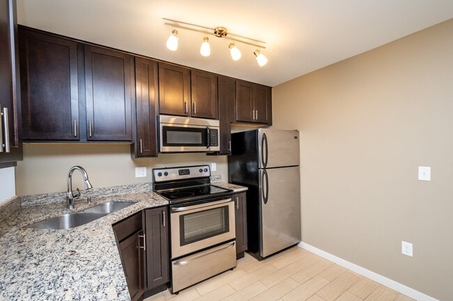 Building Photo - 201 6th St Unit 10