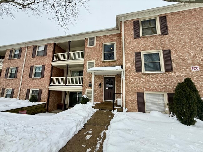 Building Photo - 991 Manor Ln Unit F