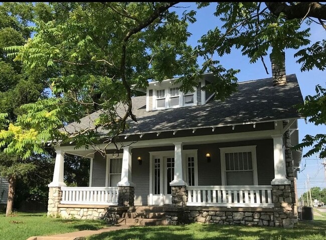 Building Photo - 4 bedroom/2 baths house