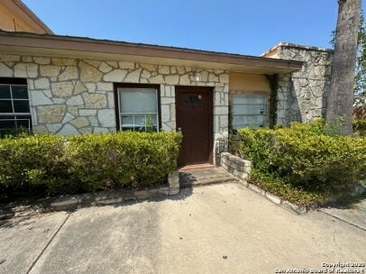 Available 2 bed 1 bath with large private ... - Available 2 bed 1 bath with large private ... Unidad Apt# 3