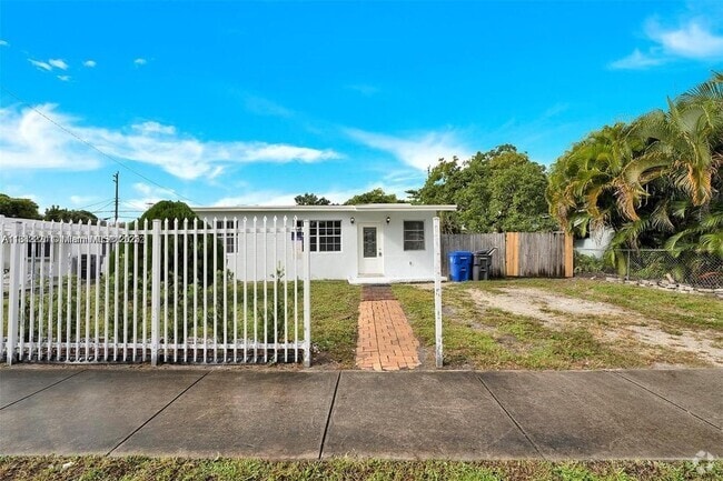 Building Photo - 3900 SW 47th Ave Rental