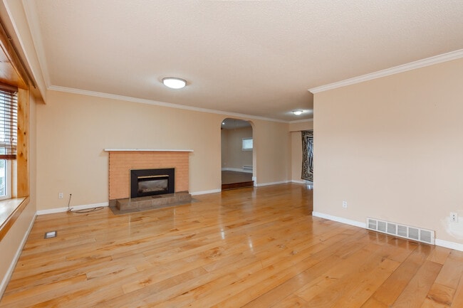 2086 Majestic Crescent