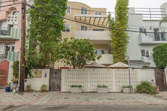 Building Photo - 127 Galleon St Unit 2