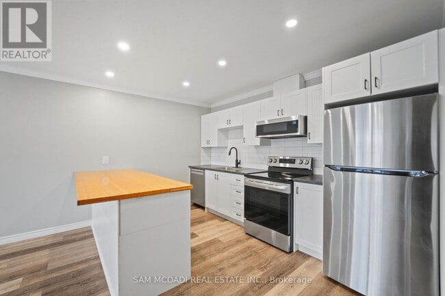 Photo - 130 King St E