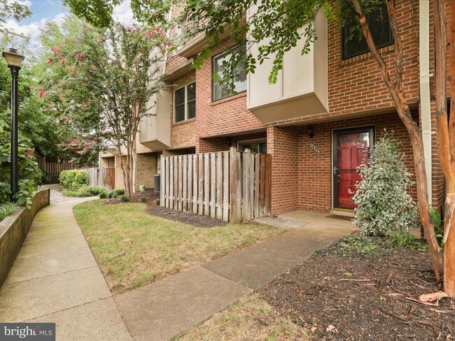 Building Photo - 1699 Kenwood Ave Rental