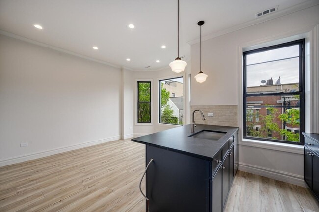 Building Photo - 1710 W Belmont Ave Unit 301