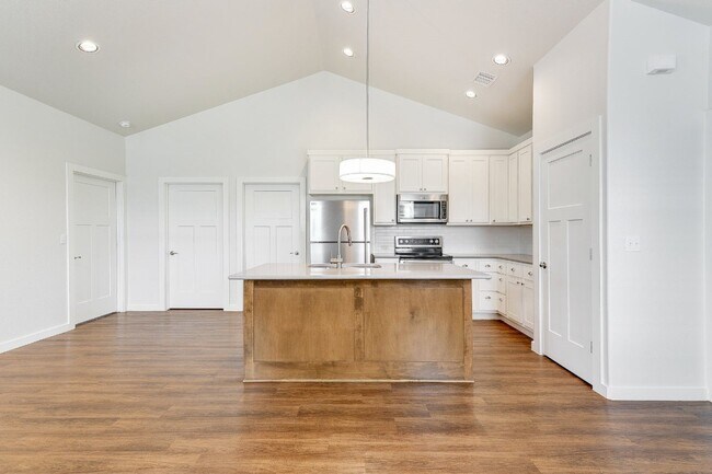 Photo - 400A Rose Dr