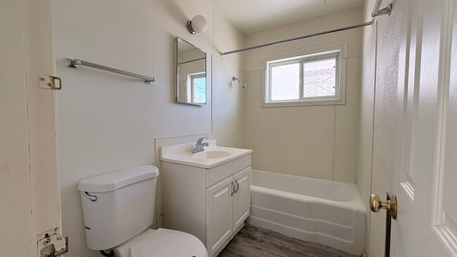 Photo - 607 W 11th St