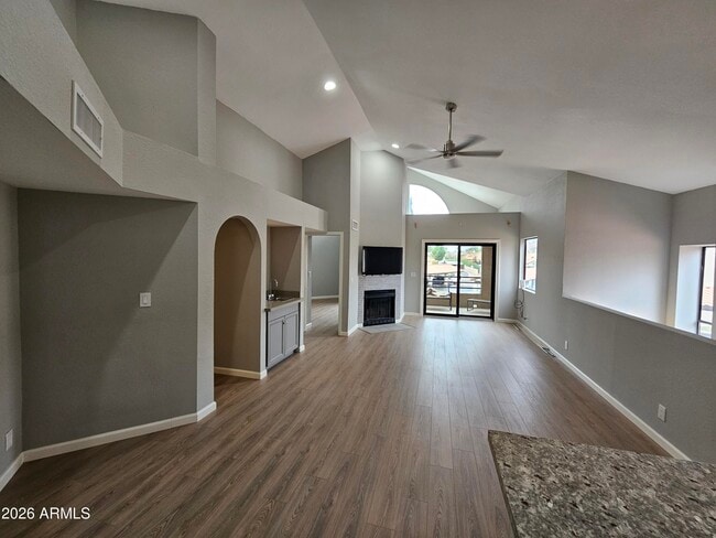 Building Photo - 10301 N 70th St Unit 224