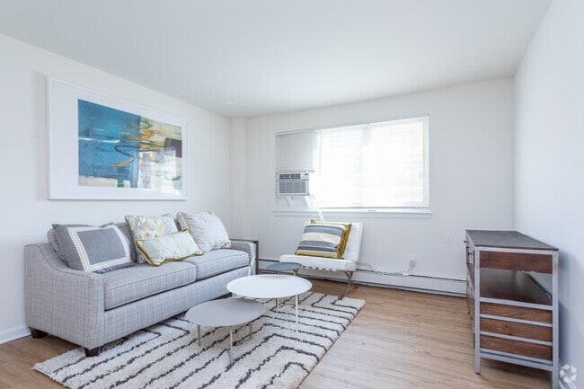 2BR, 1BA - 745 SF - Elsinore Courtyard Apartments