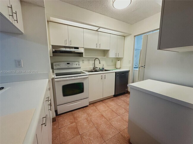 927 NE 199th St Unit 101