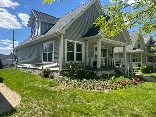Photo - Beautiful 3 Bedroom Home Near the Detroit River!