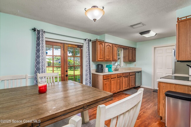 Photo - 3384 Elizabeth St