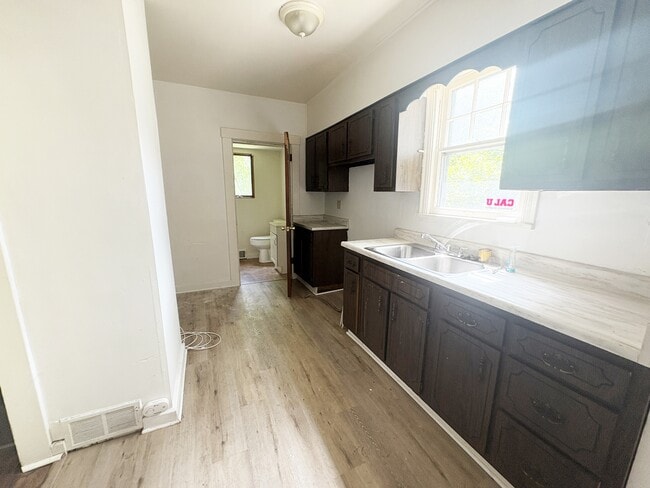 Photo - 800 N 6th St