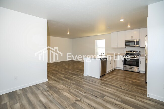 Photo - 323 Lightning Ave