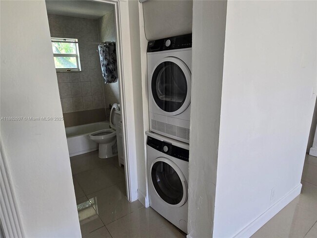 Photo - 4151 SW 19th St Unit 2
