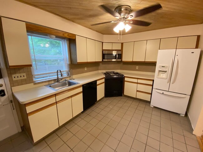 Building Photo - 601 Mountain Ave