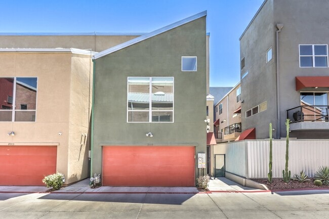 Building Photo - 1999 Yaupon Ave