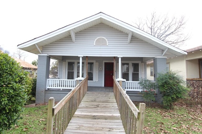 Building Photo - Bush Hills Beauty - 3 Bedroom 2 Bath