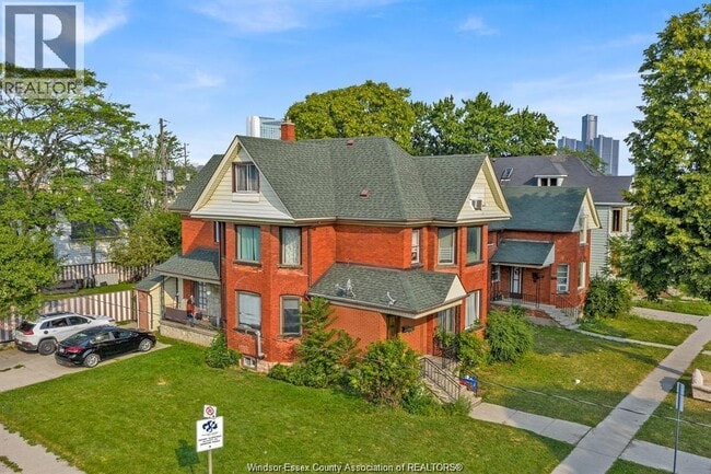 Photo - 669 Marentette Ave