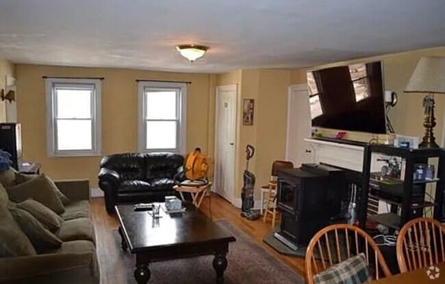 Building Photo - 384 Walpole St Rental