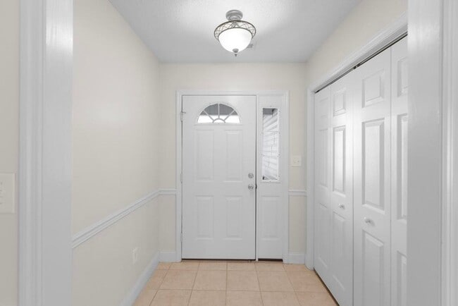 Photo - Large Ranch Home with 4BR/ 2 Bath with an ...