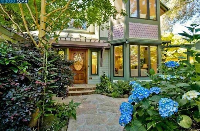 Building Photo - 136 El Centro