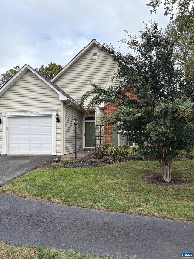 Building Photo - 127 Deerwood Dr