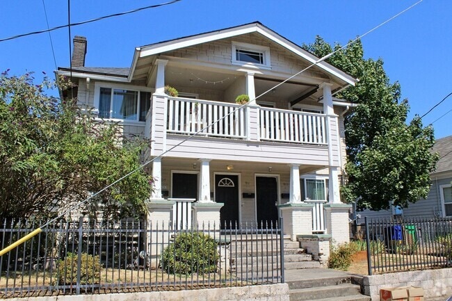 Building Photo - 915-915 NE Roselawn St Rental
