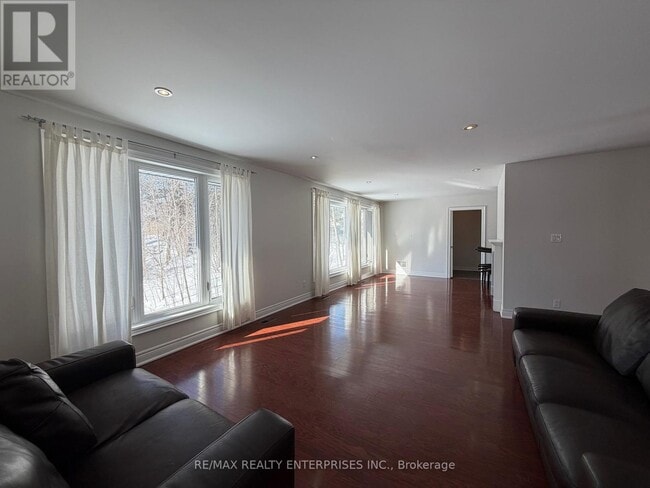 Photo - 860 Clarkson Rd S