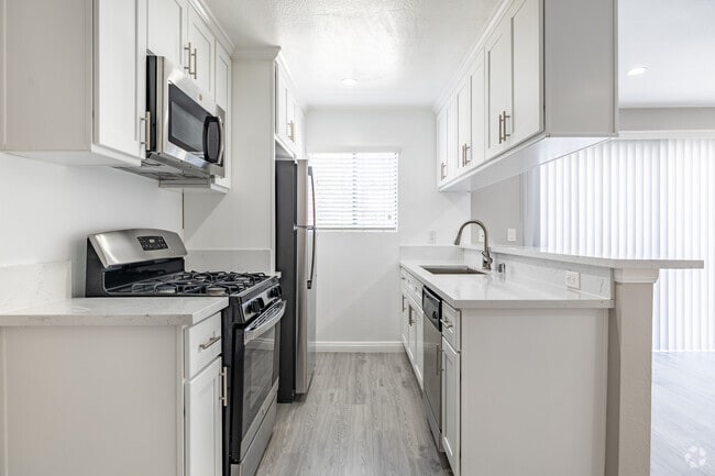 2BR, 2BA - 757SF - Kitchen