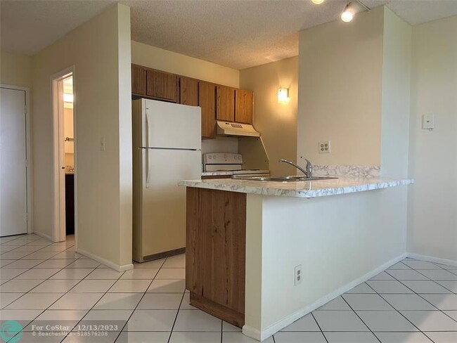 Photo - 2401 Riverside Dr Apartamento Unidad 308