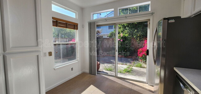 Photo - 5435 Quebec Common